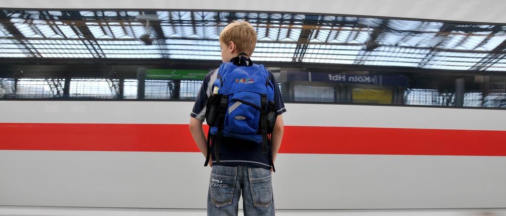 Alleinreisender Junge warten auf Zug im Kölner Hauptbahnhof.