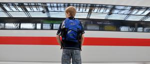 Alleinreisender Junge warten auf Zug im Kölner Hauptbahnhof.