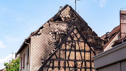 Nach dem Großbrand in der Innenstadt von Villingen sind die Häuser zunächst nicht mehr bewohnbar, zwei der sechs Gebäude sind zum Teil eingestürzt.