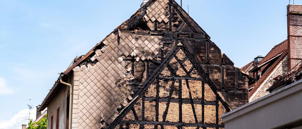 Nach dem Großbrand in der Innenstadt von Villingen sind die Häuser zunächst nicht mehr bewohnbar, zwei der sechs Gebäude sind zum Teil eingestürzt.