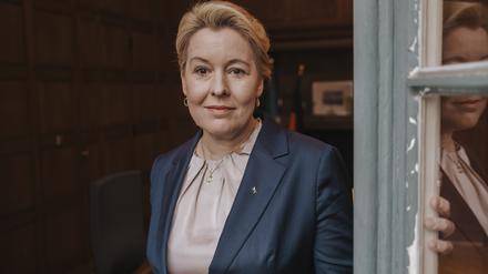 Franziska Giffey (SPD), Senatorin für Wirtschaft, Energie und Betrieb, steht am Fenster ihres Büros in Berlin.