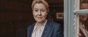 Franziska Giffey (SPD), Senatorin für Wirtschaft, Energie und Betrieb, steht am Fenster ihres Büros in Berlin.