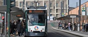 In Potsdams Trams und Bussen werden Kunden befragt. 