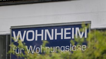 Schild an einem Wohnheim für Wohnungslose. (Symbolbild)