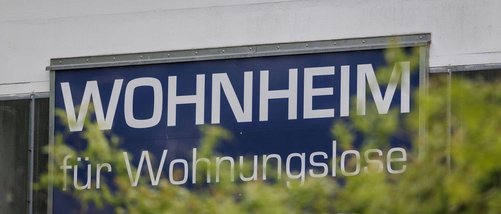 Schild an einem Wohnheim für Wohnungslose. (Symbolbild)