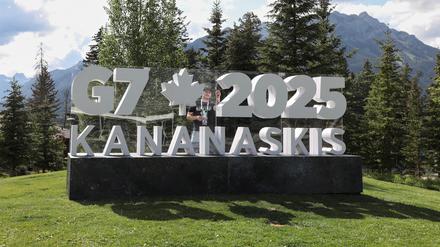 Letzte Vorbereitungen vor dem G7-Gipfel: In Banff, Alberta, in Kanada legt ein Mitarbeiter letzte Hand an das G7-Schild vor kanadischer Kulisse an.