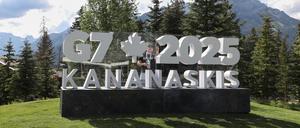 Letzte Vorbereitungen vor dem G7-Gipfel: In Banff, Alberta, in Kanada legt ein Mitarbeiter letzte Hand an das G7-Schild vor kanadischer Kulisse an.