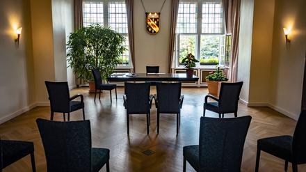 Leere Stühle stehen im Trauzimmer des Standesamtes in Reinickendorf. 
