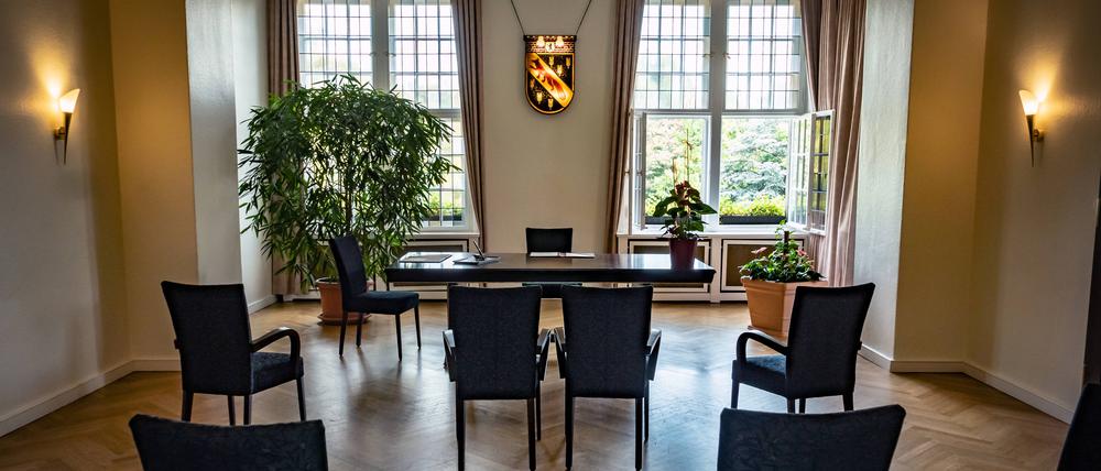 Leere Stühle stehen im Trauzimmer des Standesamtes in Reinickendorf.