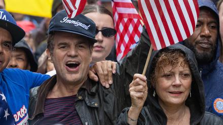 Mark Ruffalo und Susan Sarandon demonstrieren zusammen mit Tausenden von New Yorkern gegen die Präsidentschaft von Donald Trump.
