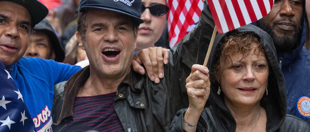 Mark Ruffalo und Susan Sarandon demonstrieren zusammen mit Tausenden von New Yorkern gegen die Präsidentschaft von Donald Trump.