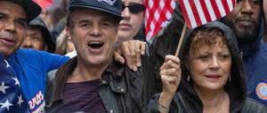 Mark Ruffalo und Susan Sarandon demonstrieren zusammen mit Tausenden von New Yorkern gegen die Präsidentschaft von Donald Trump.