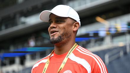 Bayern-Trainer Vincent Kompany betritt das Stadion in Cincinnati.