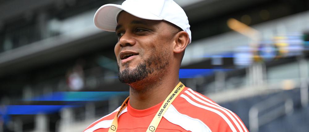 Bayern-Trainer Vincent Kompany betritt das Stadion in Cincinnati.