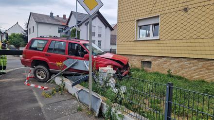 Die beiden Fahrerinnen wurden bei dem Unfall leicht verletzt und in ein Krankenhaus gebracht.