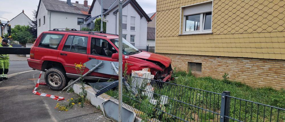 Die beiden Fahrerinnen wurden bei dem Unfall leicht verletzt und in ein Krankenhaus gebracht.