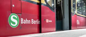 Eine S-Bahn steht mit geöffneten Türen im Ostbahnhof. 