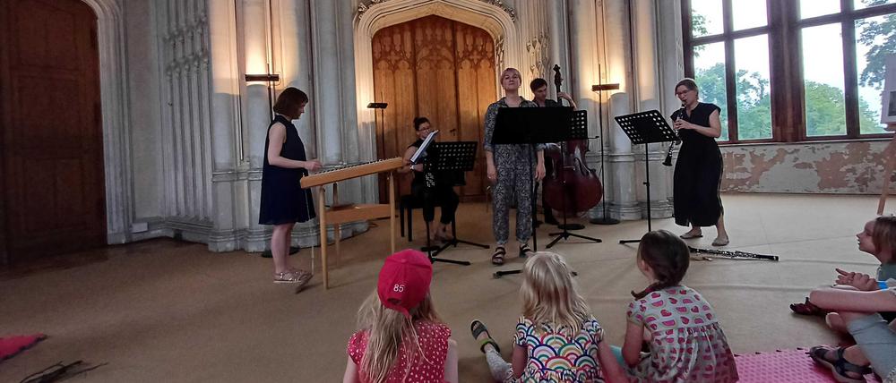 Im Tanzsaal des Schlosses Babelsberg konnten Kinder das Almanach hören und ihre „Klingenden Souvenirs“ testen.