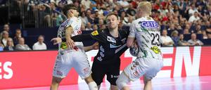 Mathias Gidsel (Mi.) wird von den Magdeburger Antonio Serradilla Cuenca (li.) und Magnus Saugstrup Jensen gestoppt.