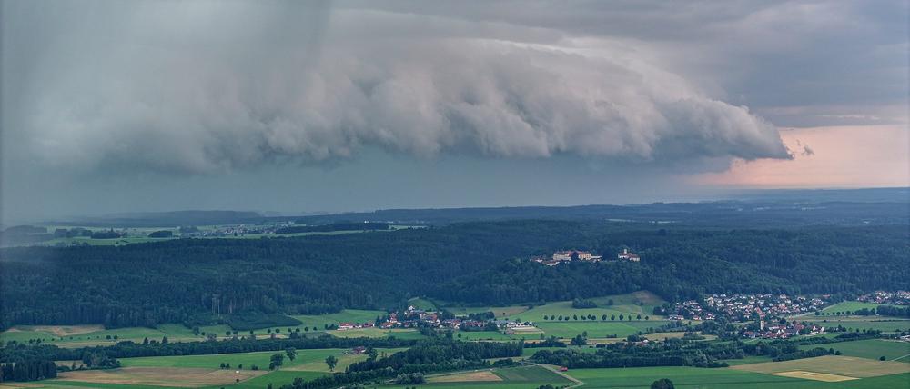 Dunkle Regenwolken ziehen über Teile von Baden-Württemberg. 