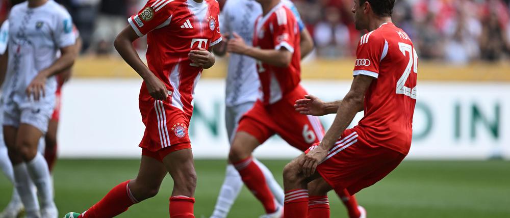 Dem spielfreudigen Jamal Musiala (l) reichten 30 Comeback-Minuten zum Hattrick. Mit ihm jubelt Thomas Müller (r).