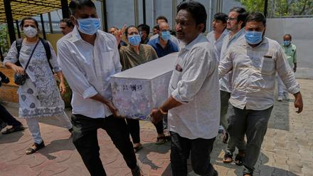 Bei der Katastrophe in Ahmedabad im Bundesstaat Gujarat kamen nach übereinstimmenden Medienberichten mindestens 270 Menschen im Flugzeug und am Boden ums Leben.