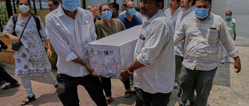 Bei der Katastrophe in Ahmedabad im Bundesstaat Gujarat kamen nach übereinstimmenden Medienberichten mindestens 270 Menschen im Flugzeug und am Boden ums Leben.