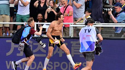 Armand Duplantis jubelt über seinen Weltrekord.