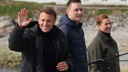 Emmanuel Macron winkt Grönländern bei seinem Besuch der Insel zu.