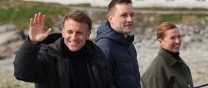 Emmanuel Macron winkt Grönländern bei seinem Besuch der Insel zu.