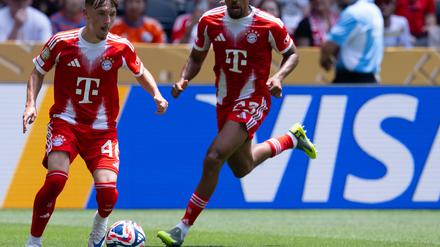 Klein, aber oho: Lennart Karl setzt mit dem Ball am linken Fuß zum Dribbling an.