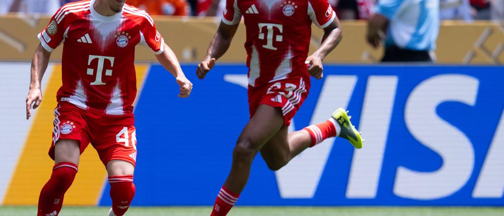 Klein, aber oho: Lennart Karl setzt mit dem Ball am linken Fuß zum Dribbling an.