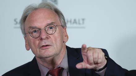 Sachsen-Anhalts Ministerpräsident Reiner Haseloff (CDU) spricht in der Staatskanzlei (Archivbild).