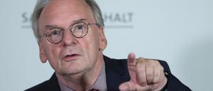 Sachsen-Anhalts Ministerpräsident Reiner Haseloff (CDU) spricht in der Staatskanzlei (Archivbild).