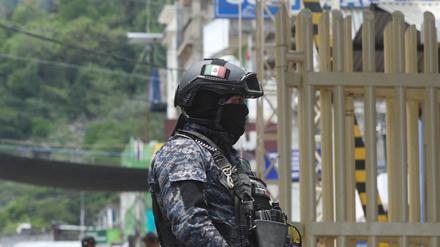 Ein Mitglied der Pakal Immediate Reaction Force (FRIP) steht im Rahmen einer Sicherheitsoperation in der Nähe der Grenze zu Guatemala (Symbolbild).