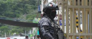 Ein Mitglied der Pakal Immediate Reaction Force (FRIP) steht im Rahmen einer Sicherheitsoperation in der Nähe der Grenze zu Guatemala (Symbolbild).