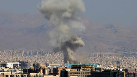 Rauchschwaden nach einer Explosion im Zentrum von Teheran am 15. Juni 2025. 