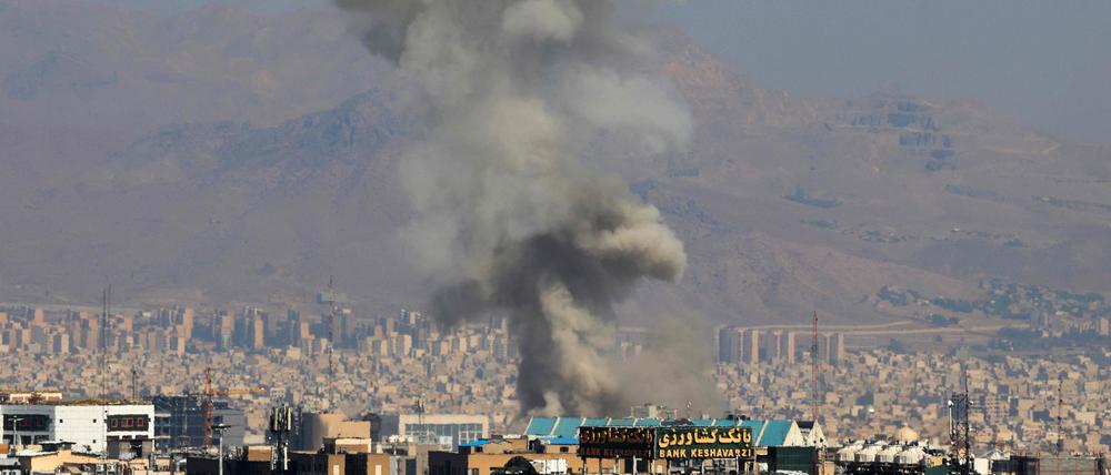 Rauchschwaden nach einer Explosion im Zentrum von Teheran am 15. Juni 2025. 