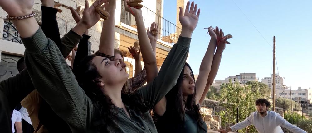 Filmstill aus dem Video „Whereever you sow grain, the grain grwos“ (2022) von Emily Jacir und Andrea de Siena. 