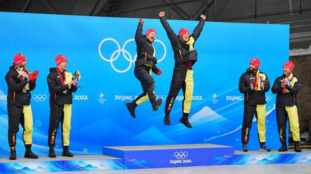 Thorsten Margis (4 v l) wechselt ins Team Johannes Lochner (l) und fährt dann gegen Goldmedaillengewinner Francesco Friedrich. 