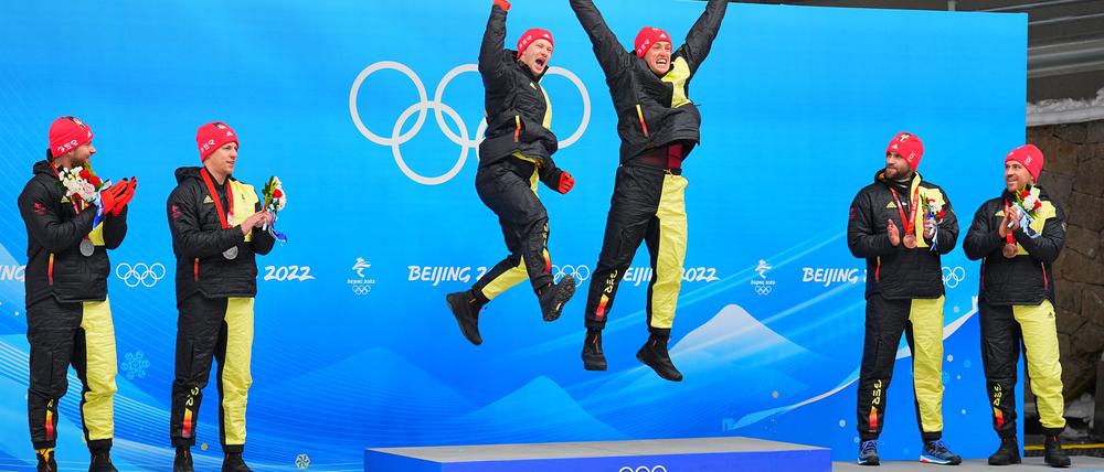 Thorsten Margis (4 v l) wechselt ins Team Johannes Lochner (l) und fährt dann gegen Goldmedaillengewinner Francesco Friedrich. 
