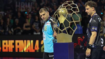 Dejan Milosavljev (l) und Lukas Herburger von den Füchsen Berlin dürfen den Pokal nur begutachten.