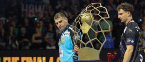 Dejan Milosavljev (l) und Lukas Herburger von den Füchsen Berlin dürfen den Pokal nur begutachten.