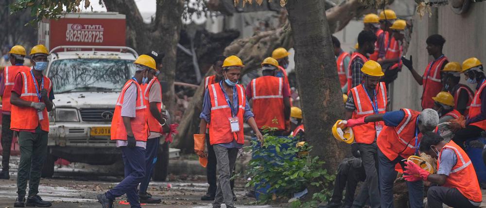 Arbeiter sind an der Absturzstelle im Einsatz.