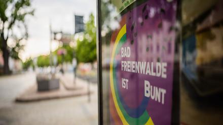 Ein Plakat der Kundgebung „Bad Freienwalde ist bunt“ hängt am Marktplatz von Bad Freienwalde. 