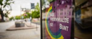 Ein Plakat der Kundgebung „Bad Freienwalde ist bunt“ hängt am Marktplatz von Bad Freienwalde. 