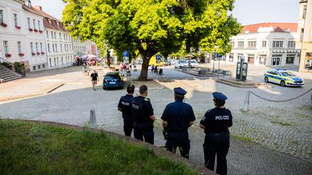 In Bad Freienwalde kam es am Wochenende zu einem Angriff von mit Schlagwerkzeugen bewaffneten Vermummten auf eine Kundgebung.