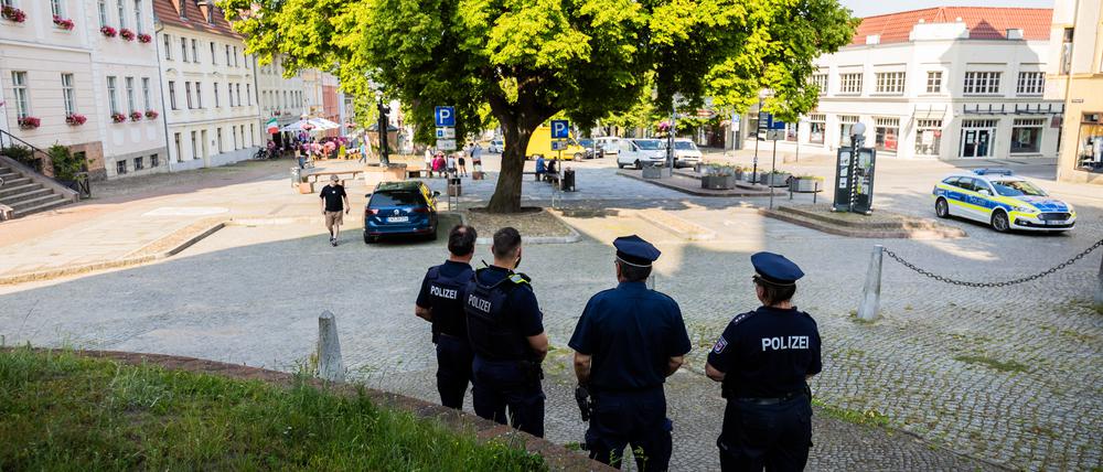 In Bad Freienwalde ist es zu einem Angriff von mit Schlagwerkzeugen bewaffneten Vermummten auf eine Kundgebung gegen Rechts gekommen.