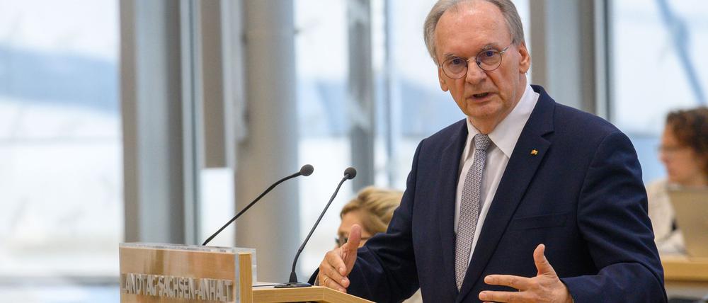 Sachsen-Anhalts Ministerpräsident Reiner Haseloff (CDU) würde nach eigenen Worten im Falle einer AfD-Regierung über einen Wegzug nachdenken