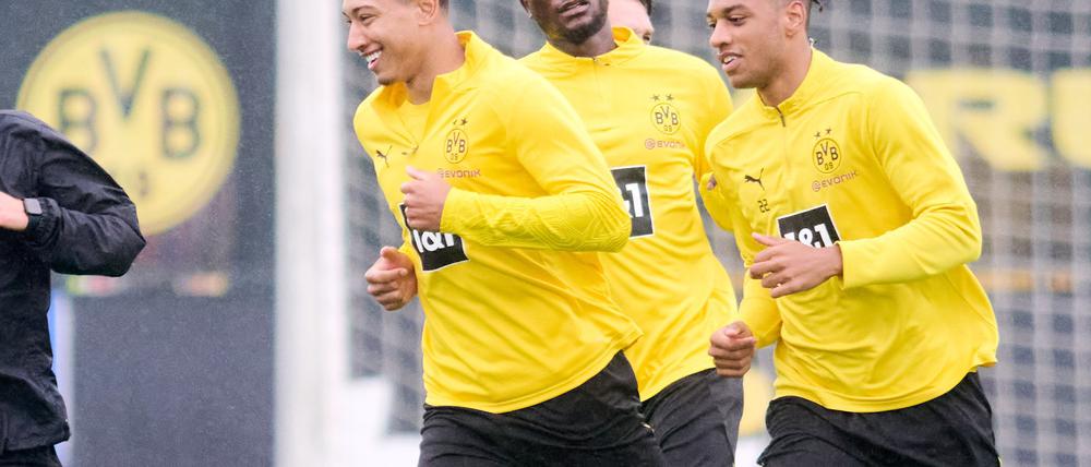 Jobe Bellingham (l) geht nach nur wenigen Trainingseinheiten beim BVB schon voran. 
